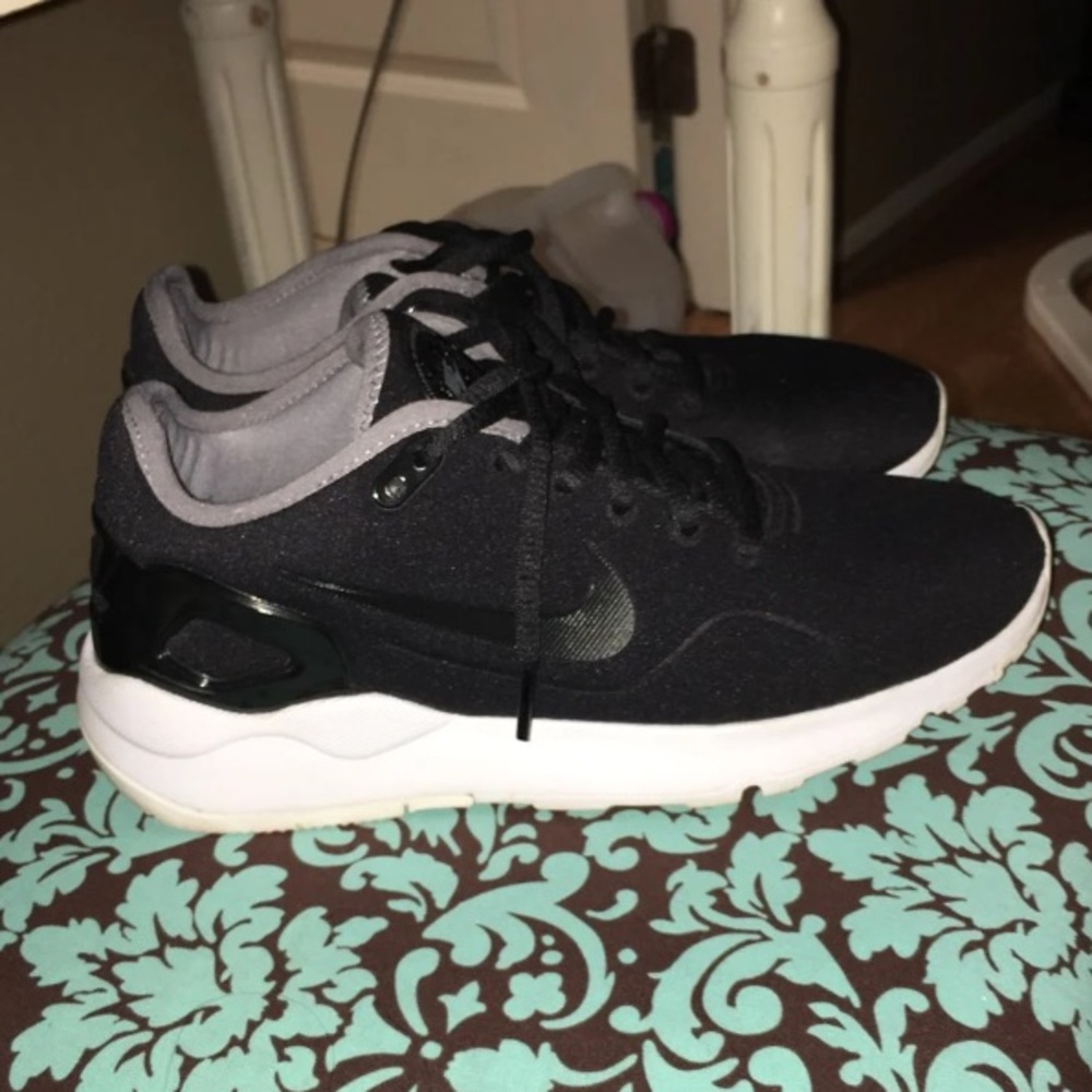 Women’s Nike shoes size 8.5